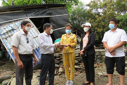 Ủy ban MTTQ tỉnh Phú Yên và huyện Tuy An thăm, hỗ trợ 2 gia đình có người chết và 3 gia đình có nhà bị sập hoàn toàn