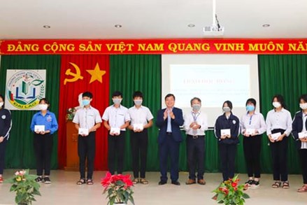 Bảo Lộc: Trao tặng 260 suất học bổng cho học sinh khó khăn