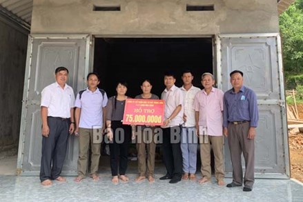 Hòa Bình: Bàn giao nhà đại đoàn kết cho hộ nghèo xóm Bu Chằm, xã Thịnh Minh