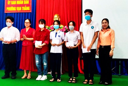 UBMTTQ Việt Nam phường Vạn Thắng: Trao 12 suất học bổng, quà cho học sinh, sinh viên nghèo vượt khó