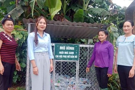 Phụ nữ thị trấn Tủa Chùa chung tay bảo vệ môi trường