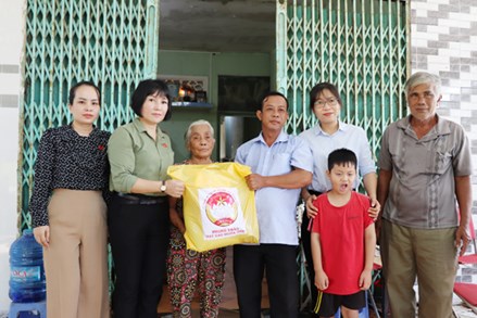 Ủy ban MTTQ Việt Nam TP. Vũng Tàu: Trao 23,5 tấn gạo đến người nghèo
