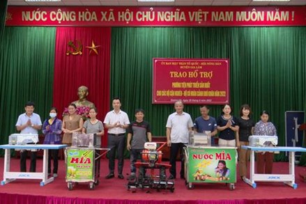 TP Hà Nội: Uỷ ban MTTQ Việt Nam huyện Gia Lâm trao hỗ trợ phương tiện sản xuất năm 2022