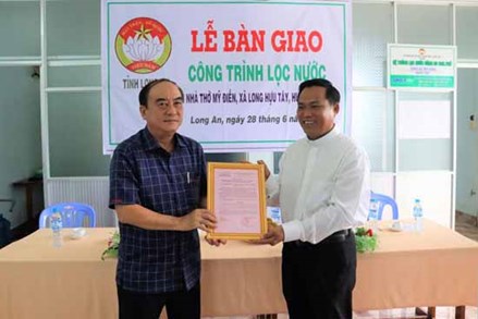 Ủy ban MTTQ Việt Nam tỉnh Long An bàn giao công trình máy lọc nước tại xã Long Hựu Tây  