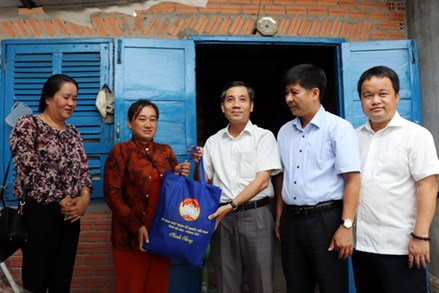 Bà Rịa – Vũng Tàu: Thăm, tặng quà 17 hộ dân tại các khu tái định cư