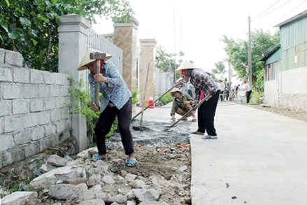 Bà con lương - giáo ở Lộc Hà chung tay xây dựng nông thôn mới