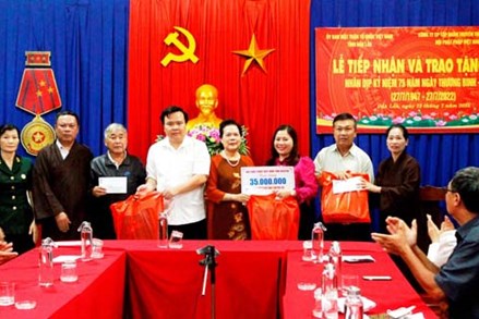 Ủy ban MTTQ tỉnh Đắk Lắk tiếp nhận và tặng quà cho các gia đình có công với cách mạng