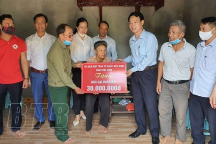 Ủy ban MTTQ huyện Hưng Hà: Trao 5.527 suất quà cho người nghèo
