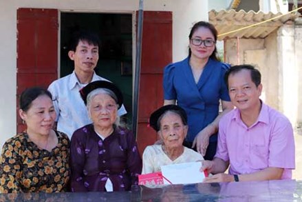 Lãnh đạo Ủy ban MTTQ tỉnh Bắc Giang thăm, tặng quà Mẹ Việt Nam Anh hùng Tăng Thị Khí