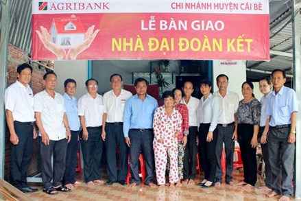Tiền Giang: Ủy ban MTTQ huyện Cái Bè hỗ trợ 5 nhà đại đoàn kết cho người nghèo