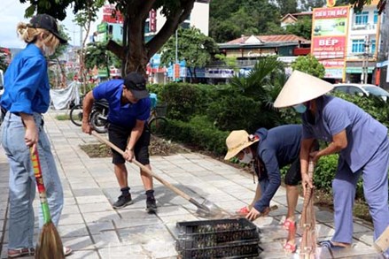 Ủy ban MTTQ Việt Nam tỉnh Điện Biên góp phần tạo diện mạo đô thị văn minh, nông thôn mới khang trang, sạch đẹp.