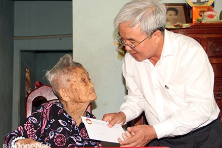 Lãnh đạo Ủy ban MTTQ tỉnh Đồng Nai thăm, tặng quà Bà mẹ Việt Nam anh hùng, mẹ liệt sĩ và người có công