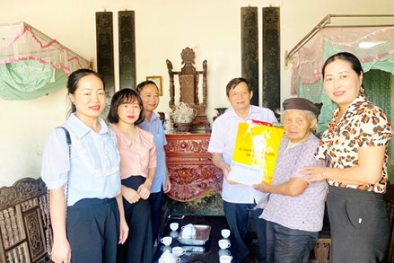 Ủy ban MTTQ tỉnh Vĩnh Phúc thăm, tặng quà gia đình chính sách