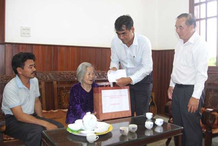 Lãnh đạo Ủy ban MTTQ Việt Nam tỉnh Lâm Đồng thăm, tặng quà các Mẹ Việt Nam Anh hùng