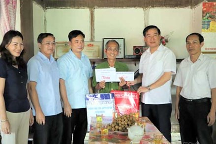Chủ tịch Ủy ban Mặt trận Tổ quốc tỉnh Điện Biên thăm, tặng quà gia đình chính sách tại huyện Điện Biên