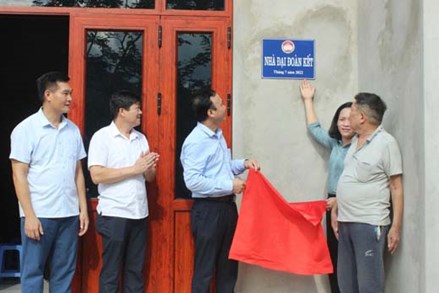 Lãnh đạo Uỷ ban MTTQ tỉnh Tuyên Quang thăm hỏi, trao tiền hỗ trợ cho gia đình chính sách nghèo làm nhà và sửa chữa nhà ở