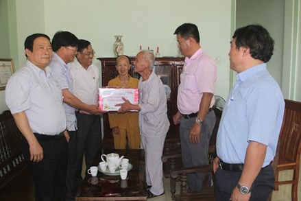 Ủy ban MTTQ tỉnh Lâm Đồng thăm, tặng quà các gia đình chính sách