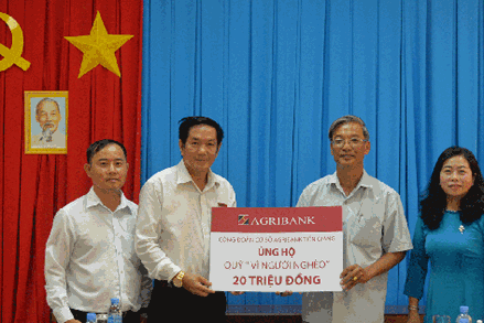 Agribank Tiền Giang hỗ trợ Quỹ Vì người nghèo