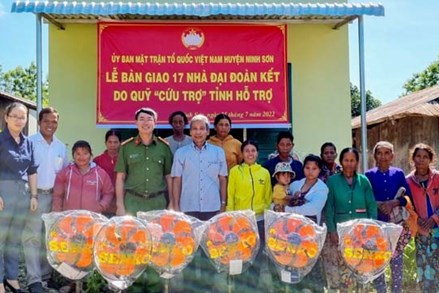 Ủy ban MTTQ Việt Nam huyện Ninh Sơn bàn giao nhà đại đoàn kết cho các hộ nghèo