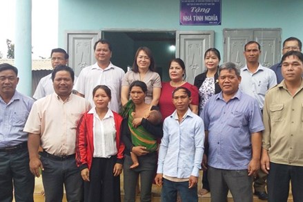 Chủ tịch Ủy ban MTTQ Việt Nam tỉnh Gia Lai tặng 'Nhà tình nghĩa' cho hộ nghèo