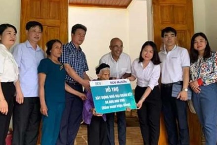 Ủy  ban MTTQ huyện Vĩnh Lộc trao nhà đại đoàn kết cho hộ nghèo
