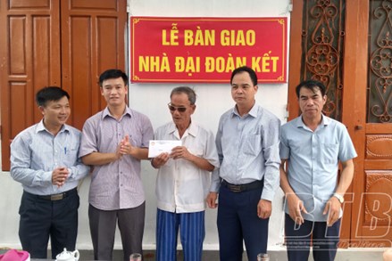 Tiền Hải (Thái Bình): Trao nhà đại đoàn kết cho gia đình hộ nghèo xã Nam Thắng