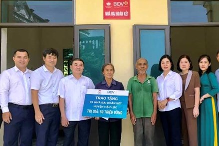 Thanh Hóa: Trao tiền hỗ trợ làm nhà Đại đoàn kết và cặp phao cho học sinh huyện Hậu Lộc