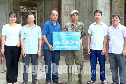 Sơn Dương trao tiền hỗ trợ sửa chữa nhà ở cho hộ nghèo