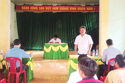 Chủ tịch Ủy ban MTTQ Việt Nam tỉnh Gia Lai Hồ Văn Điềm dự sinh hoạt tại Chi bộ làng Đak Bêt
