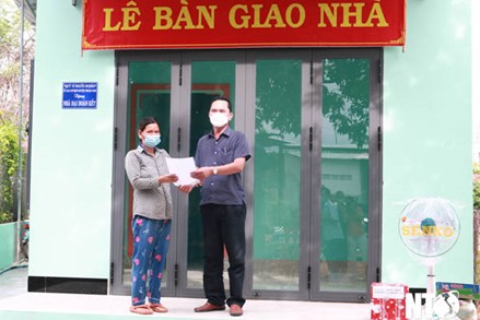 Thuận Nam (Ninh Thuận): Bàn giao nhà Đại đoàn kết cho hộ cận nghèo