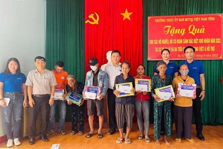 Ủy ban MTTQ Việt Nam tỉnh Quảng Ngãi tặng quà cho hộ nghèo ở huyện Ba Tơ
