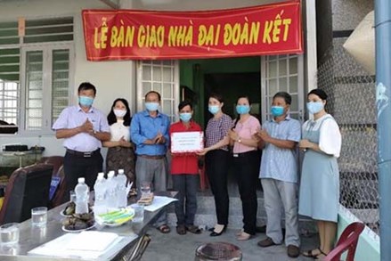 Phú Yên: Bàn giao 6 căn nhà Đại đoàn kết cho hộ nghèo