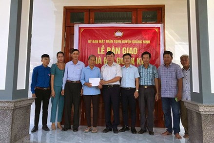 Quảng Ninh (Quảng Bình): Bàn giao nhà "Đại đoàn kết" cho hộ nghèo