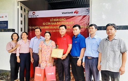 Vĩnh Long: Bàn giao nhà đại đoàn kết tại huyện Tam Bình và huyện Trà Ôn