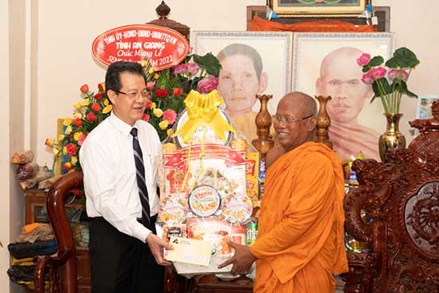 Bí thư Tỉnh ủy An Giang Lê Hồng Quang thăm và chúc mừng lễ Sen Dolta đồng bào dân tộc thiểu số Khmer tại huyện Tịnh Biên