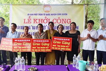 Hà Tĩnh: Uỷ ban MTTQ huyện Cẩm Xuyên trao nhà đại đoàn kết cho hộ nghèo