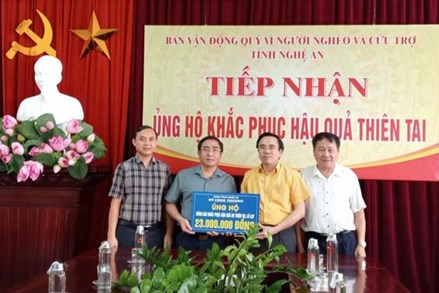 Ủy ban MTTQ tỉnh Nghệ An và Hội Chữ thập đỏ tiếp nhận, trao hàng hóa đến người dân vùng lũ lụt