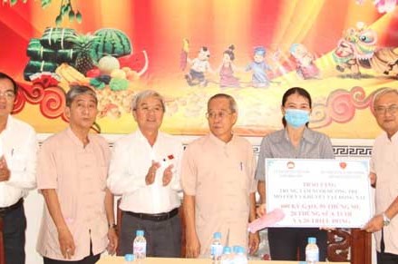 Chủ tịch Ủy ban MTTQ Việt Nam tỉnh Đồng Nai Cao Văn Quang tặng quà các cơ sở bảo trợ xã hội