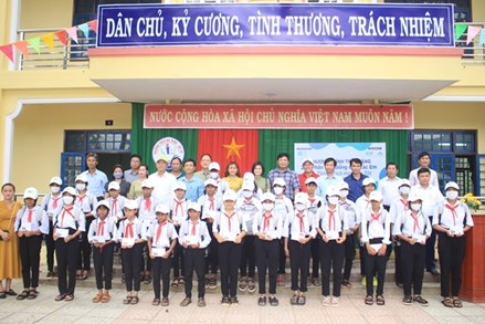 Quảng Ngãi: Trao tặng 250 suất học bổng cho học sinh hoàn cảnh khó khăn