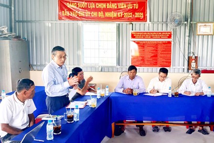 Lãnh đạo Ủy ban MTTQ tỉnh Trà Vinh dự sinh hoạt lệ Ban Công tác Mặt trận ấp Giồng Trôm