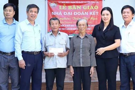 Ủy ban MTTQ huyện Can Lộc hỗ trợ làm nhà đại đoàn kết và sinh kế cho hộ nghèo 