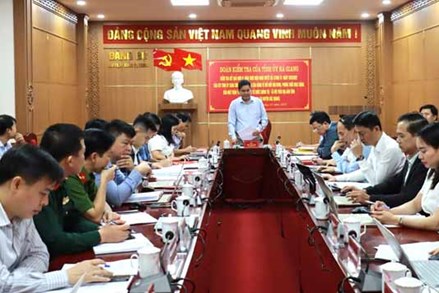Chủ tịch Ủy ban MTTQ tỉnh Hà Giang Vàng Seo Cón làm việc tại huyện Bắc Quang 