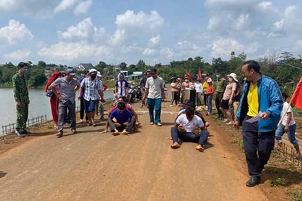 Thắt chặt tình đoàn kết với đồng bào dân tộc ở Ðắk Glong