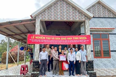 Ủy ban MTTQ tỉnh Quảng Ngãi bàn giao nhà tình nghĩa cho hộ gia đình chính sách