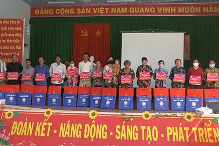 Ủy ban Mặt trận Tổ quốc Việt Nam tỉnh Đồng Tháp bàn giao 27 căn nhà đại đoàn kết