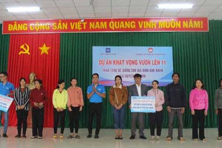 Ủy ban MTTTQ Việt Nam huyện Cư Kuin trao dê giống hỗ trợ hộ khó khăn