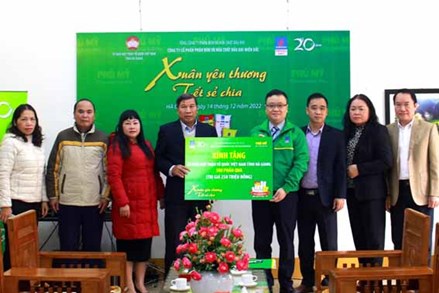 Ủy ban MTTQ tỉnh Hà Giang tiếp nhận kinh phí hỗ trợ người nghèo đón Tết Nguyên đán Quý Mão 2023