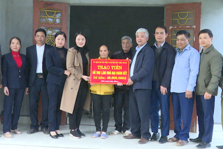 Thanh Hóa: MTTQ huyện Thọ Xuân trao tiền hỗ trợ làm nhà cho các hộ nghèo công giáo
