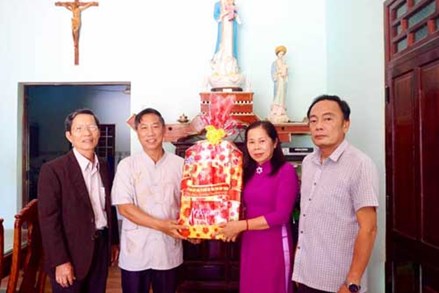 Thường trực Ủy ban MTTQ Việt Nam tỉnh Ninh Thuận thăm, chúc mừng Lễ Giáng sinh 2022