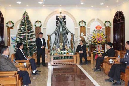 Chủ tịch Ủy ban MTTQ tỉnh Yên Bái Giàng A Tông thăm và chúc mừng Tòa Giám mục Giáo phận Hưng Hóa